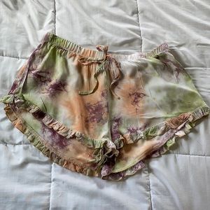 Light tye-dye ruffled shorts